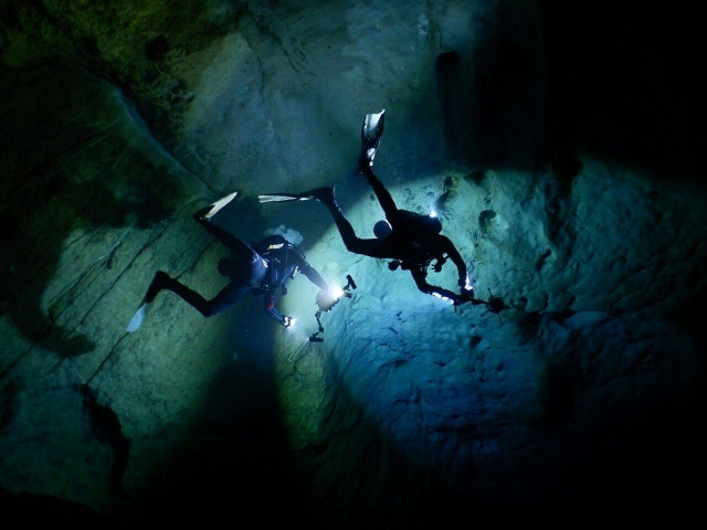 explorando bajo el mar